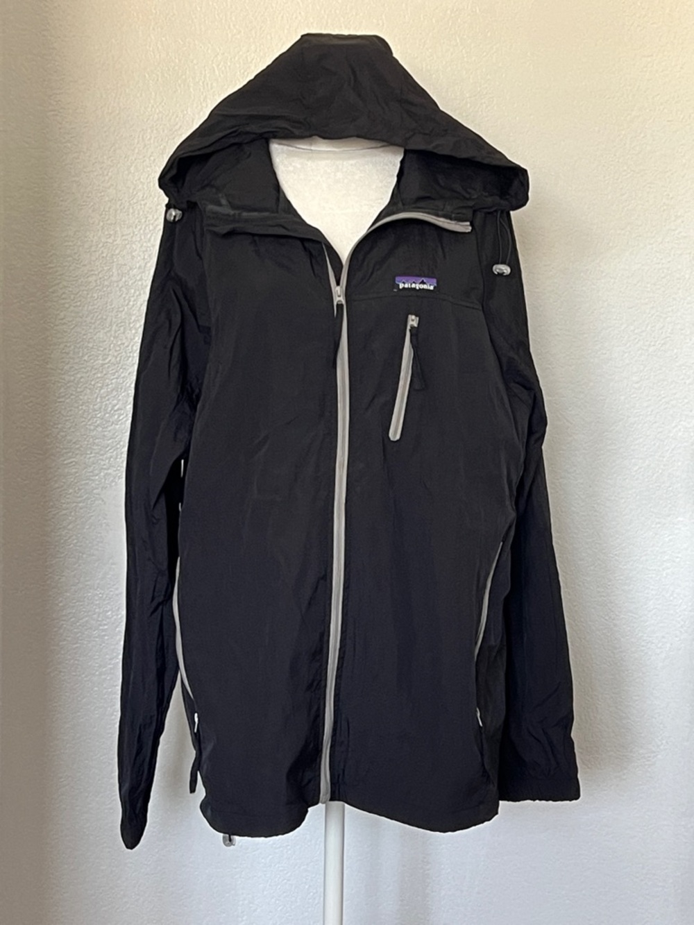 Patagonia women’s 2xl  Black Hooded Shell windbreaker with Contrast Zippers